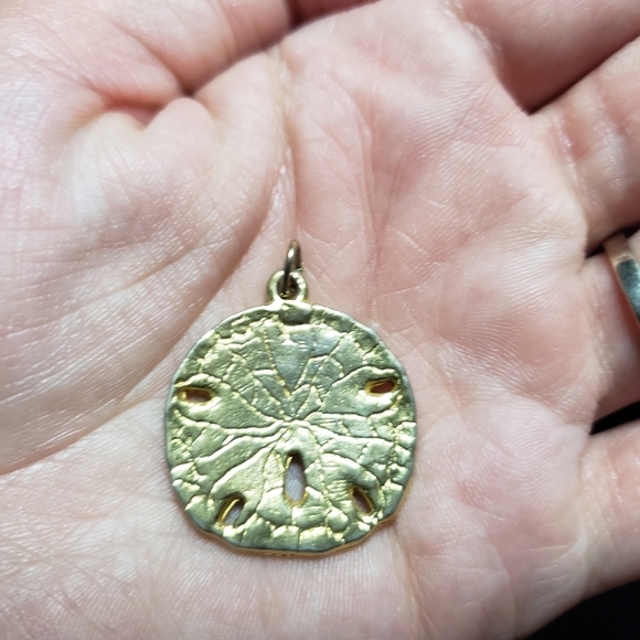 gold tone sand dollar pendant - Picture 3 of 5